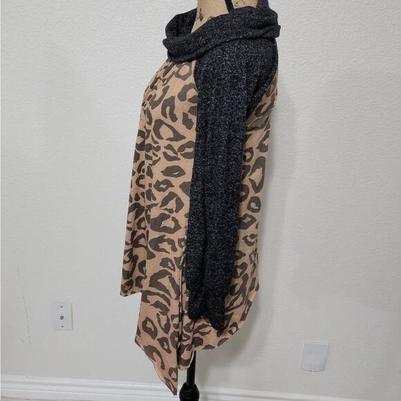 CASALEE leopard super soft cowl neck asymmetrical hem tunic‎ size medium - Picture 2 of 7